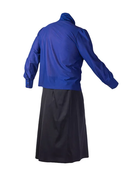 女性の長い黒いスカートと濃い青のブラウスは白い背景に隔離されています 毎日快適な服 — ストック写真