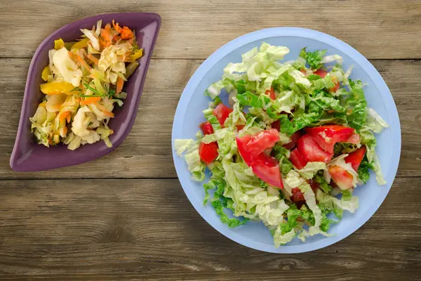 Nourriture Végétarienne Vue Dessus Salade Tomate Chou Sur Assiette Bleu — Photo