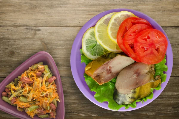 Smoked Mackerel Purple Plate Vegetable Salad Top View Mackerel Lemon — Stock Photo, Image