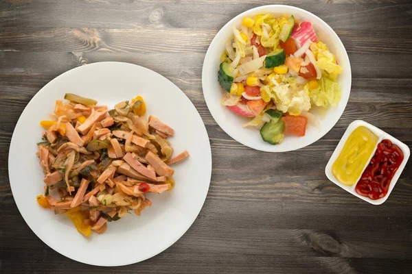 Berliner Salat Auf Weißem Teller Auf Schwarzem Holzgrund Salat Aus — Stockfoto