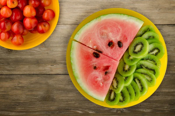 Wassermelone Und Kiwi Scheiben Geschnitten Auf Einem Gelben Teller Auf — Stockfoto