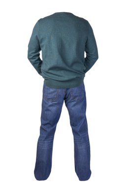 Beyaz arka planda koyu yeşil kazak ve mavi kot pantolon. Günlük kıyafetler.