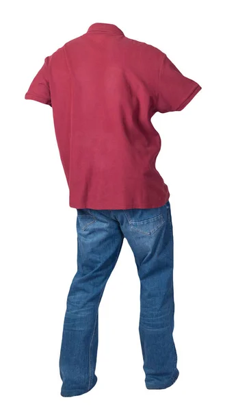 Dunkelrotes Shirt Mit Knopf Kragen Und Blaue Jeans Auf Weißem — Stockfoto