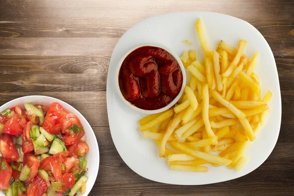 Batatas Fritas Com Ketchup Fundo Madeira Marrom Batatas Fritas Placa — Fotografia de Stock