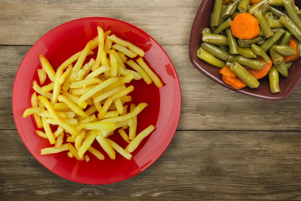 Freír Las Patatas Sobre Fondo Madera Patatas Fritas Plato Rojo —  Fotos de Stock