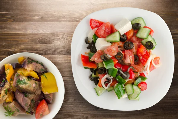 Insalata Greca Sfondo Marrone Legno Insalata Greca Piatto Bianco Con — Foto Stock