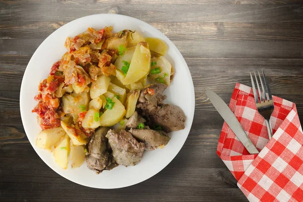 Fígado Frito Com Batatas Tomates Cozidos Com Garfo Salada Fígado — Fotografia de Stock