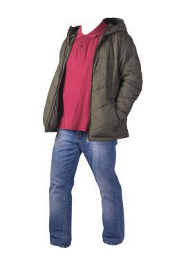 Fermuarlı hakki ceket, koyu kırmızı gömlek ve beyaz arka planda izole edilmiş mavi kot pantolon. Sıradan moda kıyafetleri.