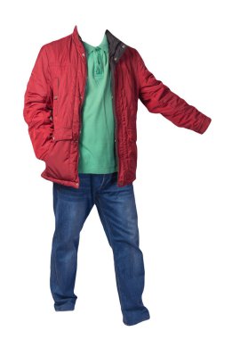 Kırmızı ceket, yeşil gömlek ve beyaz arka planda izole edilmiş kot pantolon. Sıradan moda kıyafetleri.