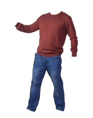 Erkekler koyu kırmızı kazak ve mavi kot pantolon. Beyaz arka planda izole edilmiş. Günlük kıyafetler.