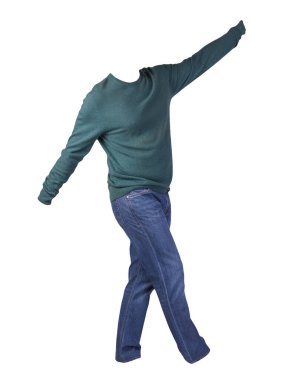 Beyaz arka planda koyu yeşil kazak ve mavi kot pantolon. Günlük kıyafetler.