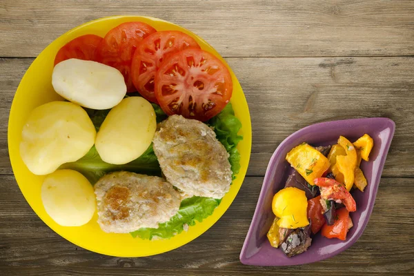 Schnitzel Mit Kartoffeln Auf Gelbem Teller Mit Gemüsesalat Von Oben — Stockfoto