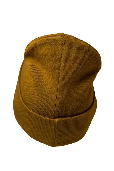 白色背景上孤立的针织深黄色帽子 休闲风格的时尚服饰 — 图库照片