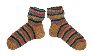 Beyaz arka planda yünlü sarı, siyah, turkuaz, kırmızı çizgili çoraplar. Kış aksesuarları. Çoraplar üst tarafta.