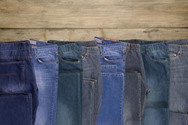 Kotlar kahverengi ahşap arka planda katlanmış, üst görünüm kopya çalışma alanı ile.