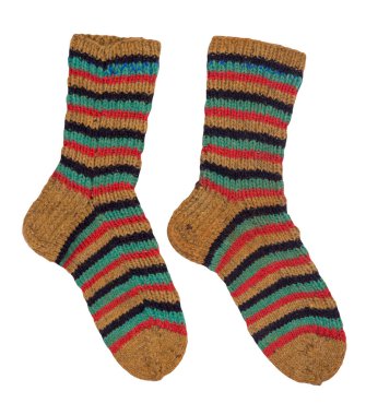 Beyaz arka planda yünlü sarı, siyah, turkuaz, kırmızı çizgili çoraplar. Kış aksesuarları. Çoraplar üst tarafta.
