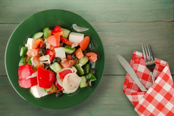 Yeşil Ahşap Arka Planda Yunan Salatası Çatal Bıçak Manzaralı Yeşil — Stok fotoğraf