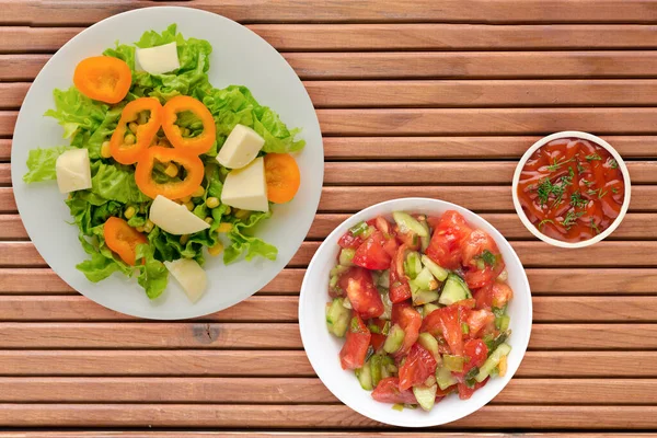 Saláta Sajttal Salátával Kukoricával Borssal Narancssárga Háttérrel Vegetáriánus Saláta Fehér — Stock Fotó