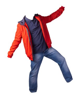 Kırmızı ceket, koyu mavi gömlek ve beyaz arka planda izole edilmiş mavi kot pantolon. Sıradan moda kıyafetleri.