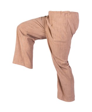 Kadınlar beyaz arka planda izole edilmiş açık kahverengi pantolonlar giyerler.