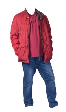 Kırmızı ceket, koyu kırmızı gömlek ve beyaz arka planda izole edilmiş mavi kot pantolon. Sıradan moda kıyafetleri.