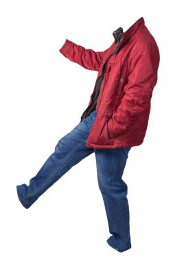 Fermuarlı kırmızı ceket, kırmızı kazak ve beyaz arka planda izole edilmiş mavi kot pantolon. Sıradan moda kıyafetleri.