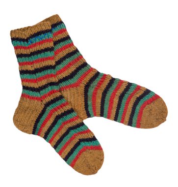 Beyaz arka planda yünlü sarı, siyah, turkuaz, kırmızı çizgili çoraplar. Kış aksesuarları. Çoraplar üst tarafta.