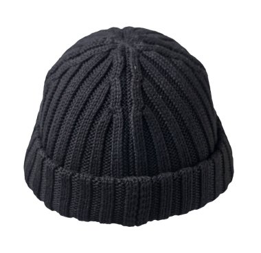 Liman işçisi beyaz arka planda siyah şapka ördü. Modaya uygun rapçi şapkası. Balıkçı.