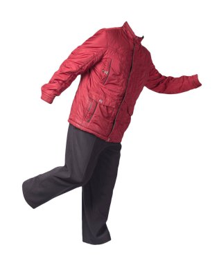 Beyaz arka planda, kırmızı ceketli ve siyah pantolonlu erkekler. Erkek sonbahar kıyafetleri.