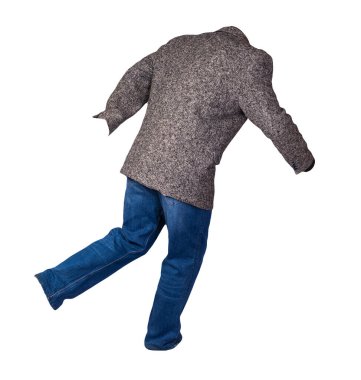 Beyaz arka planda siyah gömlekli ve mavi kotlu, düğmeli erkek ceketi. Sıradan stil