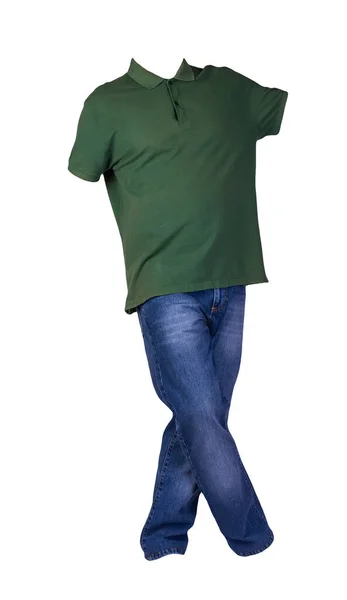 男式深绿色T恤 领子扣扣 蓝色牛仔裤 背景白色 休闲装 — 图库照片