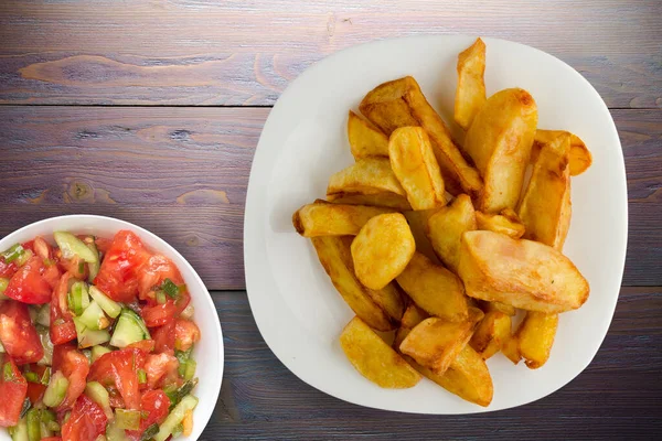 Freír Las Patatas Sobre Fondo Madera Púrpura Patatas Fritas Plato — Foto de Stock