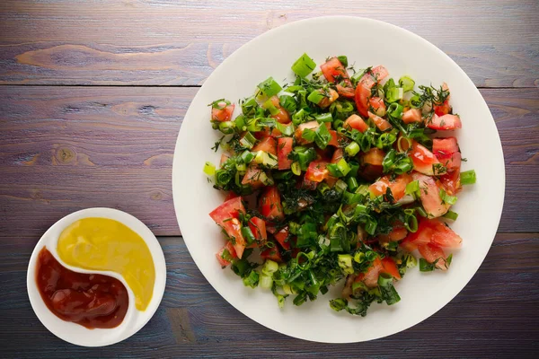 Comida Vegetariana Con Vista Salsa Tomates Cebolla Hinojo Plato Blanco —  Fotos de Stock