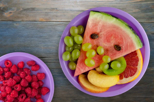 Fruta Rodajas Sobre Fondo Madera Azul Fruta Rodajas Plato Morado — Foto de Stock