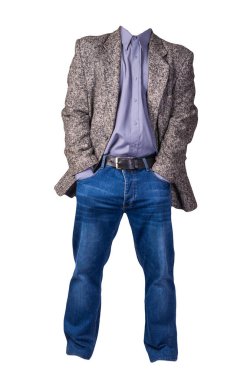 Mor gömlekli ve beyaz arka planda izole edilmiş mavi kotlu gri düğmeli erkek ceketi. Sıradan stil