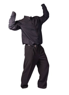 Siyah gömlekli ve siyah pantolonlu erkekler beyaz arka planda izole edilmiş. moda giysileri