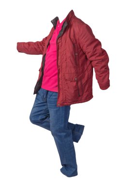 Kırmızı ceket, kırmızı gömlek ve beyaz arka planda izole edilmiş mavi kot pantolon. Sıradan moda kıyafetleri.