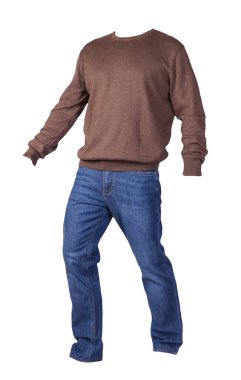 Beyaz arka planda izole edilmiş erkek kazağı ve mavi kot pantolon. Günlük kıyafetler.
