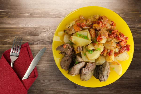 Pedaços de fígado frito com molho de tomate, cebolas e pepinos em conserva  delicioso prato saudável