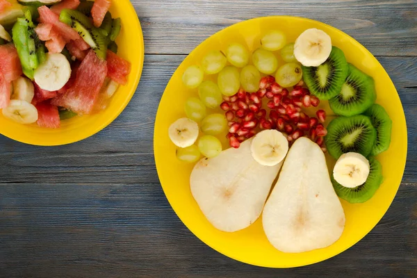 Campuran Buah Dari Pir Kiwi Anggur Pisang Delima Pada Latar — Stok Foto