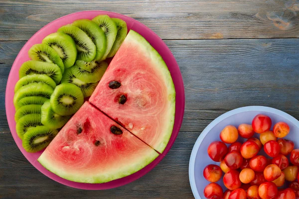 Watermeloen Kiwi Gesneden Een Rode Plaat Met Fruitsalade Een Blauw — Stockfoto