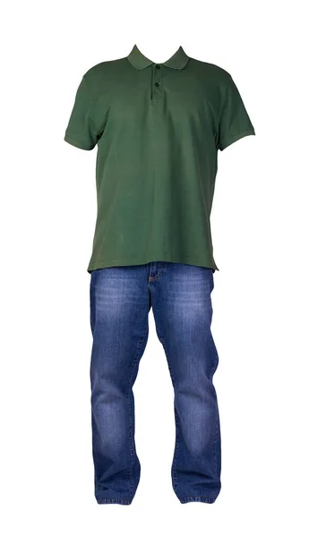 男式深绿色T恤 领子扣扣 蓝色牛仔裤 背景白色 休闲装 — 图库照片
