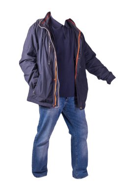 Koyu mavi ceket, koyu mavi gömlek ve beyaz arka planda izole edilmiş mavi kot pantolon. Sıradan moda kıyafetleri.