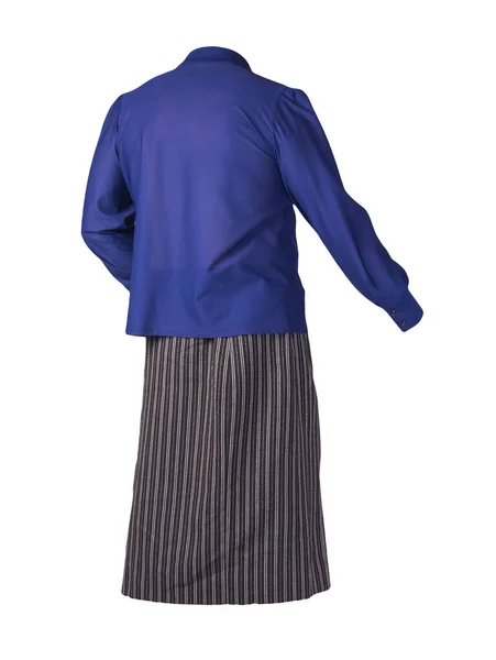 女性の長い黒の白のストライプスカートと白の背景に隔離された濃い青のブラウス 毎日の快適な服 — ストック写真
