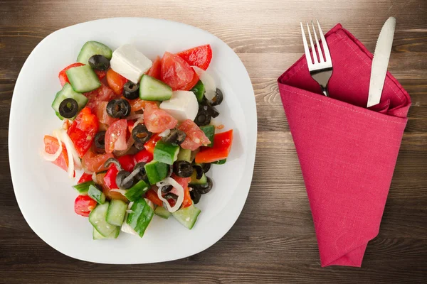 Insalata Greca Sfondo Marrone Legno Insalata Greca Piatto Bianco Con — Foto Stock