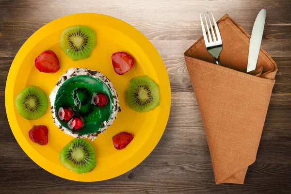 Dessert Kaka Med Kiwi Och Jordgubbar Brun Trä Bakgrund Festlig — Stockfoto