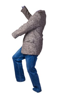 Mor gömlekli ve beyaz arka planda izole edilmiş mavi kotlu gri düğmeli erkek ceketi. Sıradan stil