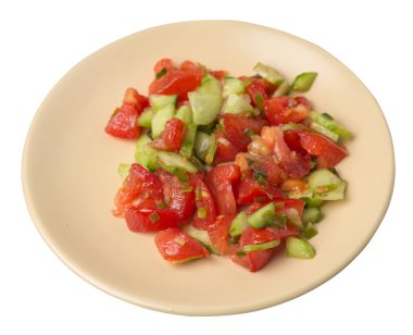 Salatalıklı, domatesli ve yeşil soğanlı vejetaryen salatası. Beyaz arka planda izole edilmiş bir tabakta vejetaryen salatası. Sağlıklı sebze kahvaltısı.