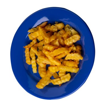 Beyaz arka planda izole edilmiş bir tabakta patates kızartması. Mavi tabakta patates kızartması. Abur cubur. Fast food