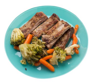  Brokoli lahana, havuç ve sarımsaklı ızgara domuz pirzolası. Beyaz arka planda izole edilmiş sebzeli kızarmış domuz pirzolası. Yürekli kırsal yiyecek üst görünüm